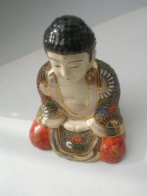 Japanese Moriage Sitting Buddha in Porcelain in Beautiful Colours (9 cm or 3.5 inches tall)